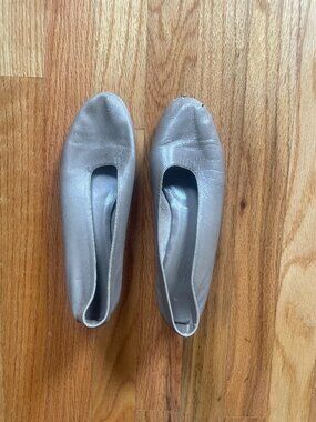 Martiniano leather high glove shoe in taupe. Size 38.